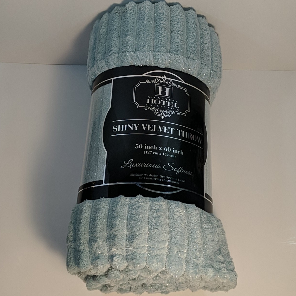 Signature Hotel Collection Shiny Velvet Throw New